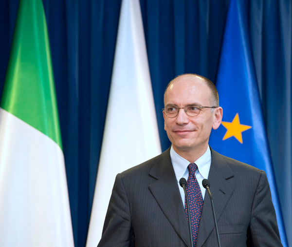 Il presidente Letta con le bandiere italiana ed europea